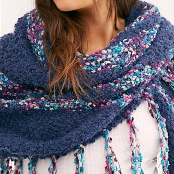 🆕New with tags FREE PEOPLE SNUGGLE TRIANGLE SCARF - Picture 1 of 9